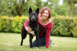 Virginie au rouet, en train de filer de la laine de chien