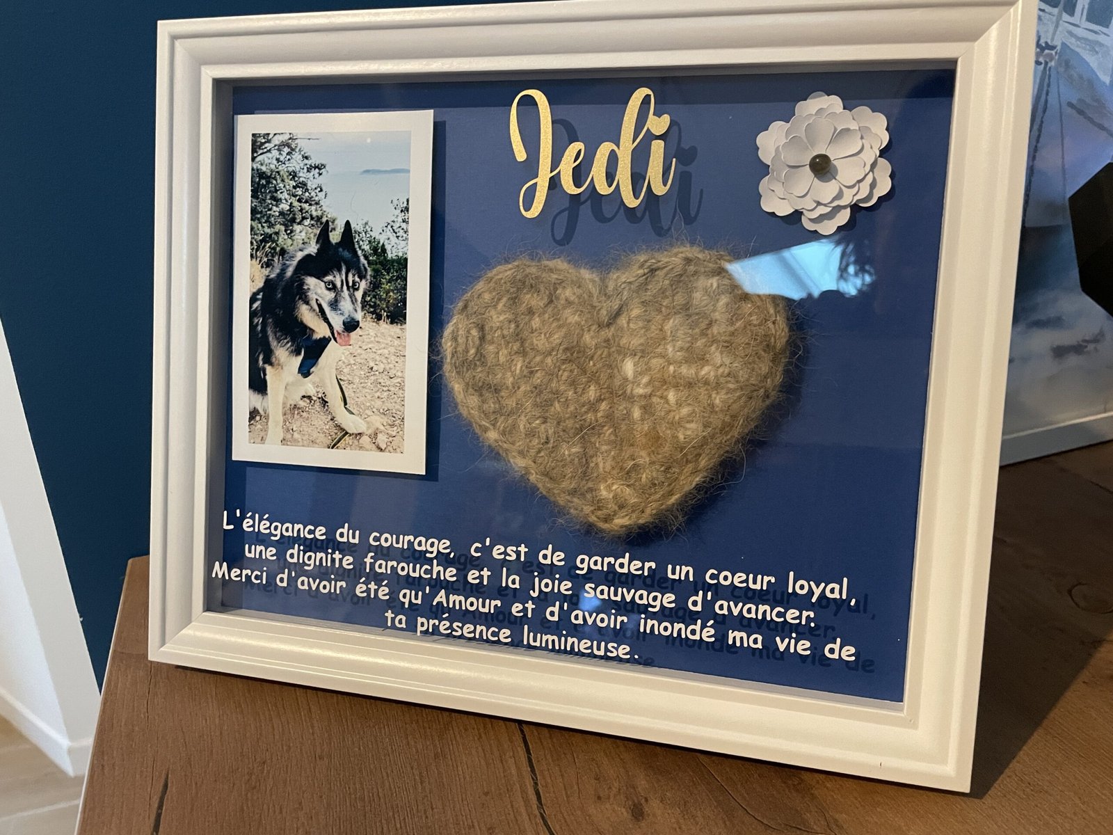 Cadre souvenir avec fleur au crochet en laine de chien, prénom et photo
